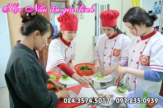 hình ảnh lớp học nấu ăn gia đình tại Học Món Việt